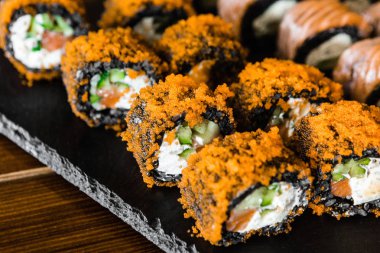 Etli, peynirli ve mantarlı lezzetli pizza.