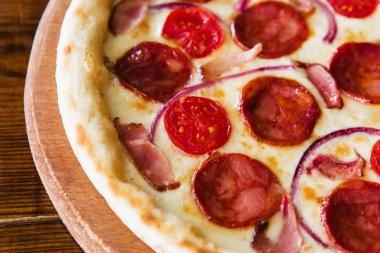 Etli, peynirli ve mantarlı lezzetli pizza.