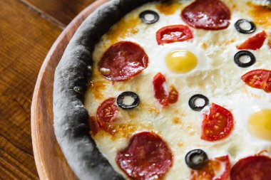 Etli, peynirli ve mantarlı lezzetli pizza.