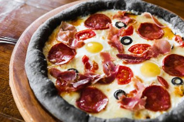 Etli, peynirli ve mantarlı lezzetli pizza.