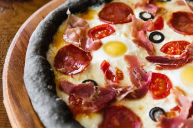 Etli, peynirli ve mantarlı lezzetli pizza.