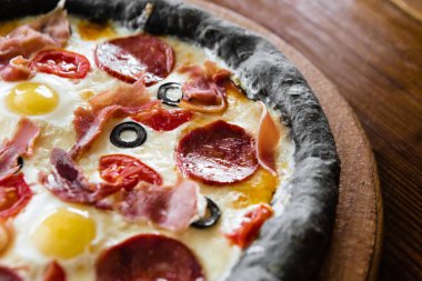 Etli, peynirli ve mantarlı lezzetli pizza.