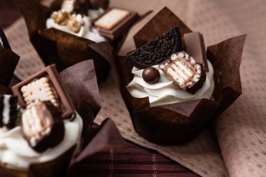 güzel çikolatalı kek kurabiye ile