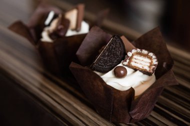 güzel çikolatalı kek kurabiye ile