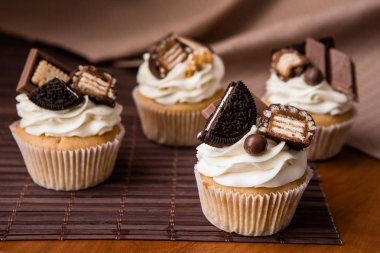 güzel çikolatalı kek kurabiye ile