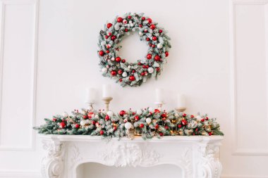 güzel yılbaşı süsleri ve hediyeleri Noel ağacının altında