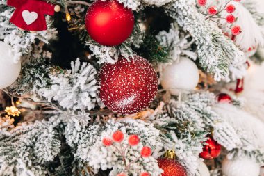 güzel yılbaşı süsleri ve hediyeleri Noel ağacının altında