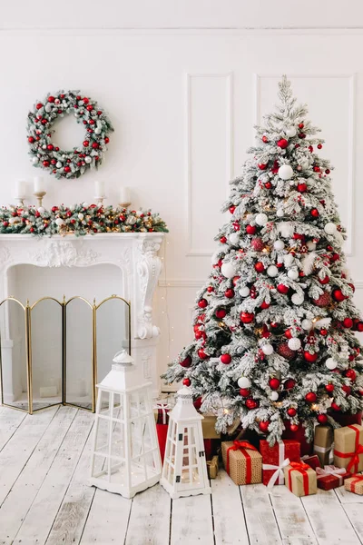 güzel yılbaşı süsleri ve hediyeleri Noel ağacının altında