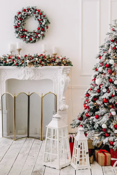 güzel yılbaşı süsleri ve hediyeleri Noel ağacının altında