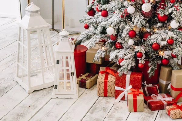 güzel yılbaşı süsleri ve hediyeleri Noel ağacının altında