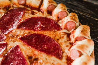 bir yan soslu lezzetli alışılmadık pizza