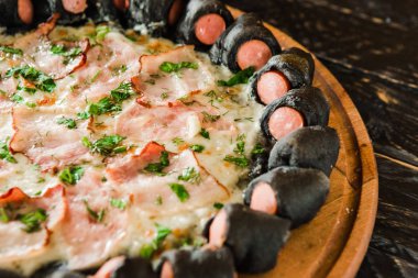 bir yan soslu lezzetli alışılmadık pizza