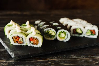 taze balık, sebze ve krem peynir ile rulo