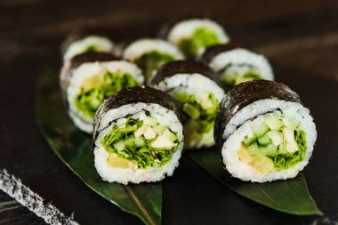 taze balık, sebze ve krem peynir ile rulo