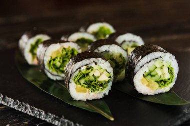 taze balık, sebze ve krem peynir ile rulo