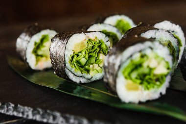 taze balık, sebze ve krem peynir ile rulo