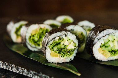 taze balık, sebze ve krem peynir ile rulo