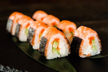 taze balık, sebze ve krem peynir ile rulo