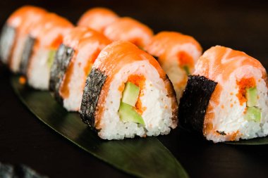 taze balık, sebze ve krem peynir ile rulo