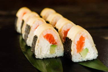 taze balık, sebze ve krem peynir ile rulo