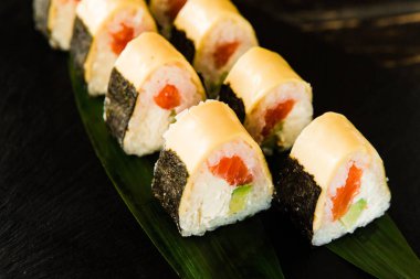 taze balık, sebze ve krem peynir ile rulo