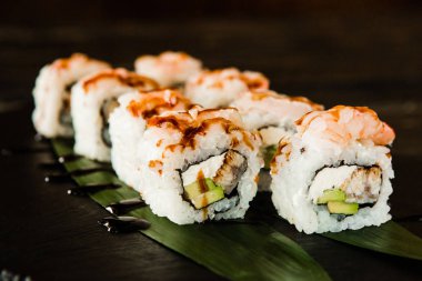 taze balık, sebze ve krem peynir ile rulo