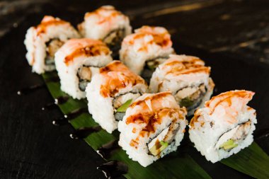 taze balık, sebze ve krem peynir ile rulo