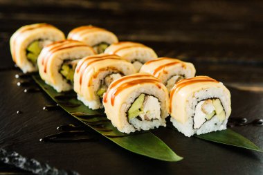 taze balık, sebze ve krem peynir ile rulo