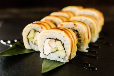 taze balık, sebze ve krem peynir ile rulo