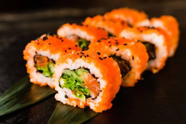 taze balık, sebze ve krem peynir ile rulo