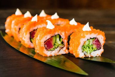 taze balık, sebze ve krem peynir ile rulo