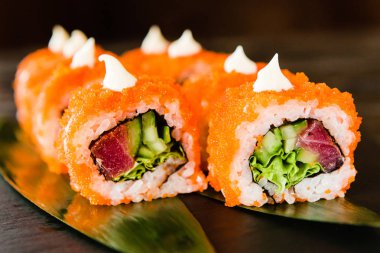 taze balık, sebze ve krem peynir ile rulo