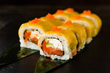 taze balık, sebze ve krem peynir ile rulo