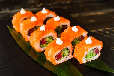 taze balık, sebze ve krem peynir ile rulo