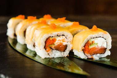 taze balık, sebze ve krem peynir ile rulo