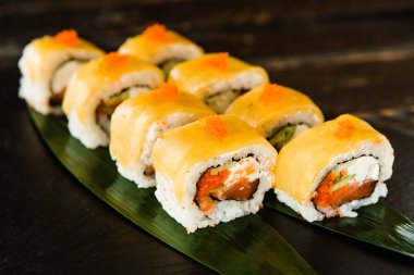 taze balık, sebze ve krem peynir ile rulo