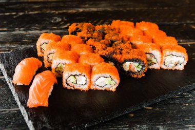 taze balık, sebze ve krem peynir ile rulo