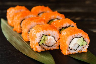 taze balık, sebze ve krem peynir ile rulo