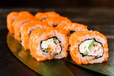 taze balık, sebze ve krem peynir ile rulo