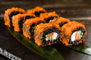 taze balık, sebze ve krem peynir ile rulo