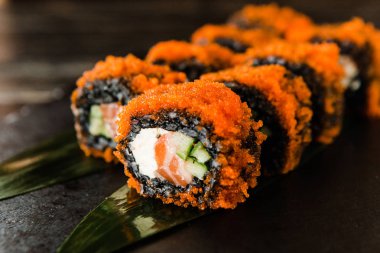 taze balık, sebze ve krem peynir ile rulo