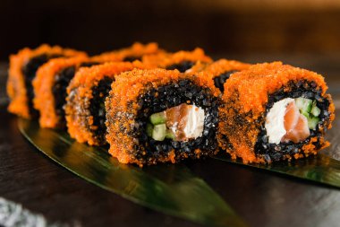 taze balık, sebze ve krem peynir ile rulo