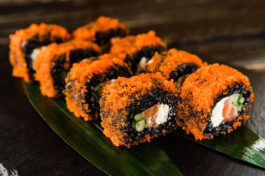 taze balık, sebze ve krem peynir ile rulo