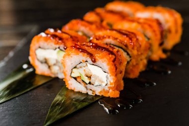 taze balık, sebze ve krem peynir ile rulo