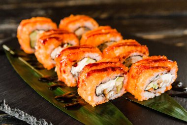 taze balık, sebze ve krem peynir ile rulo