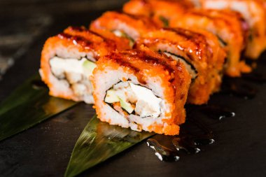 taze balık, sebze ve krem peynir ile rulo