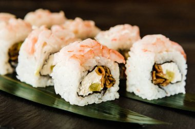 taze balık, sebze ve krem peynir ile rulo