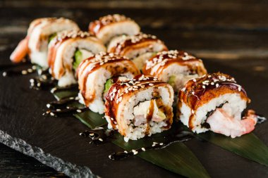 taze balık, sebze ve krem peynir ile rulo