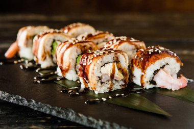 taze balık, sebze ve krem peynir ile rulo