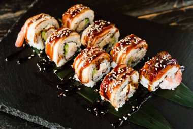 taze balık, sebze ve krem peynir ile rulo